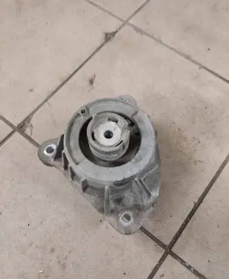 Mercedes-Benz V Class W447 Engine mount bracket A4472410013 ZGS005