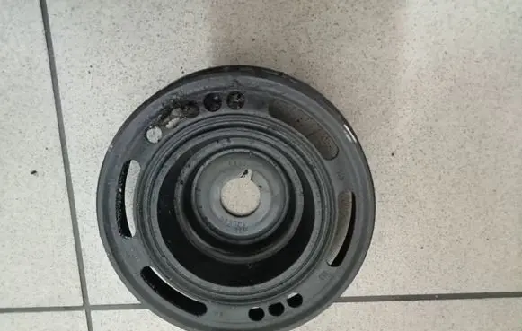 Opel Astra H Crankshaft pulley 0000