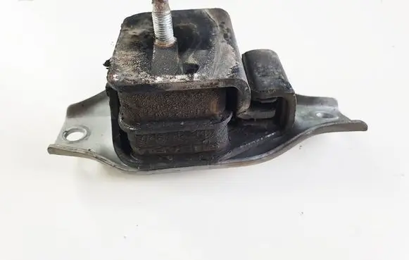 Engine mount vacuum valve