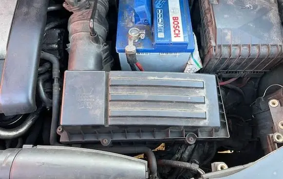 Volkswagen Touran I Air filter box 