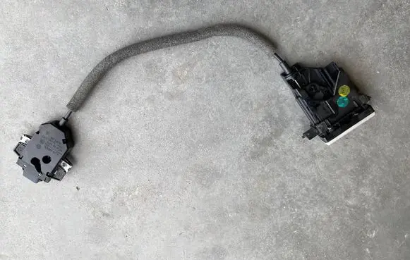 Porsche Cayenne (9PA) Glove box lock 7L5857147B