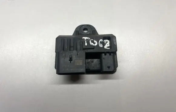 BMW 5 F10 F11 Glow plug pre-heat relay 7823290 0522140104