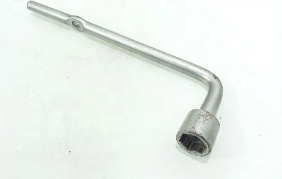 Honda CR-V Wheel nut wrench 