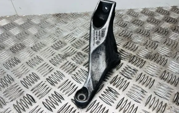 Audi A4 S4 B7 8E 8H Engine mounting bracket 8E0199307S