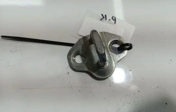Opel Omega B2 Front door lock loop/hook striker 