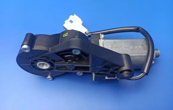 Mercedes-Benz E W212 Seat adjustment motor 0390203367 825843714