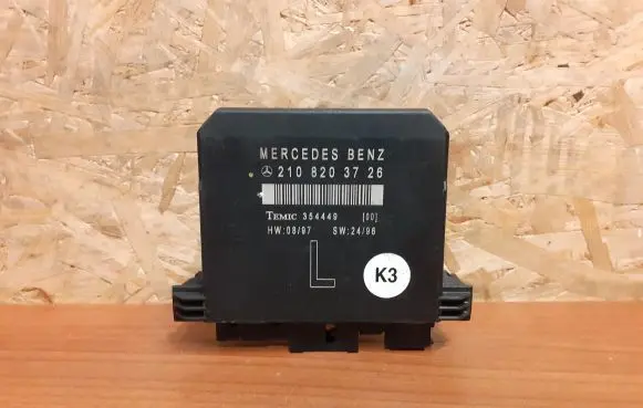 Mercedes-Benz E W210 Door control unit/module 2108203726 2662