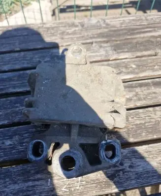 Ford Galaxy Engine mount bracket