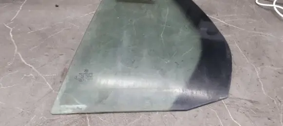 Volkswagen Golf V Rear side window