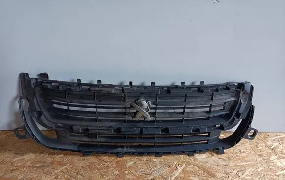 Peugeot Partner Front bumper upper radiator grill 9810963880