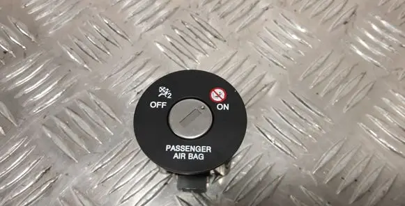 Hyundai Santa Fe Passenger airbag on/off switch 
