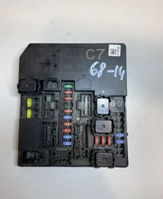 Nissan Juke I F15 Fuse module 284B71KB0A