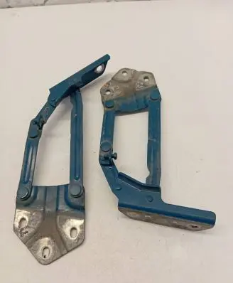 Engine bonnet/hood hinges