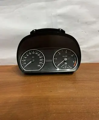 BMW 1 E81 E87 Speedometer (instrument cluster) 1041568 D2402
