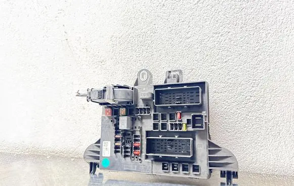 Opel Insignia A Fuse module 13277322 08272201209
