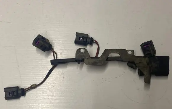Volkswagen PASSAT B6 Fuel injector wires 06F971824D