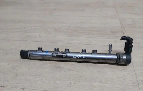 Toyota Avensis T270 Fuel injector supply line/pipe 0445214278