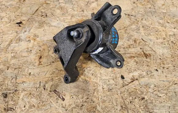 Engine mount vacuum valve