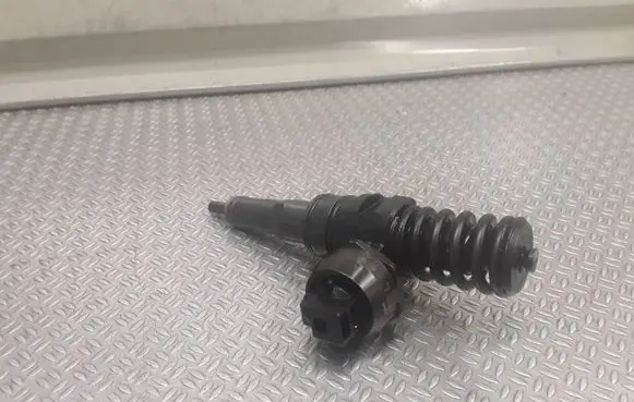 Volkswagen PASSAT B5.5 Fuel injector 038130073AJ