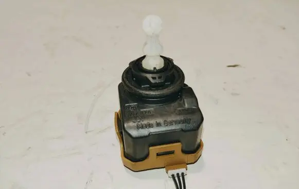 Volkswagen Golf IV Headlight level adjustment motor 007878