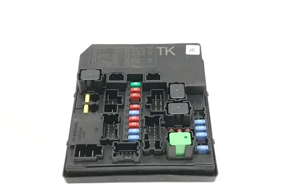 Nissan Juke I F15 Fuse module 284B71TX2B
