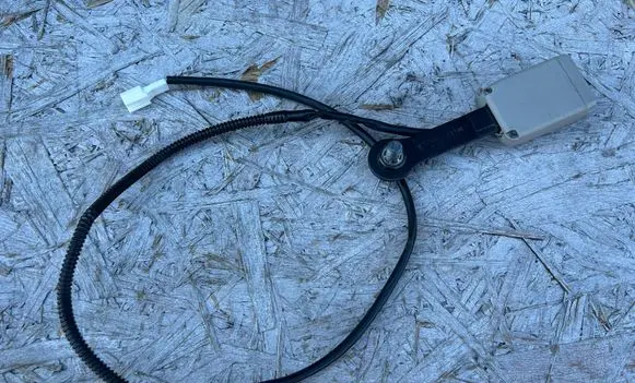 Nissan Leaf I (ZE0) Front seatbelt buckle 120321 6185326A