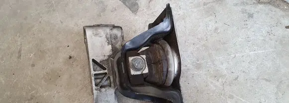 Nissan Note (E11) Engine mount bracket