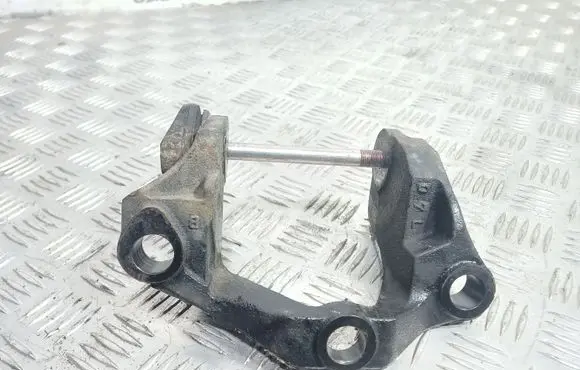 Mazda CX-7 Engine mounting bracket