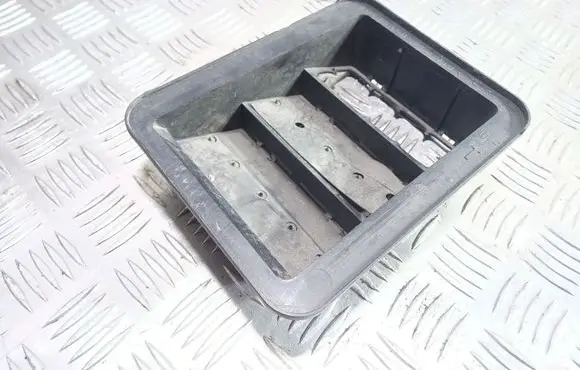 Mitsubishi Lancer VIII Quarter panel pressure vent 360284