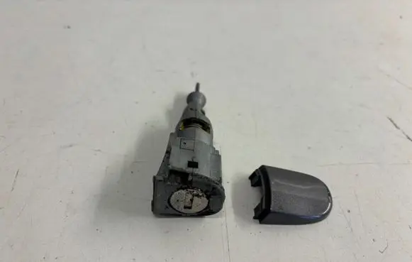 Volkswagen Tiguan Front door lock (next to the handle) 5N0837167 7P547168