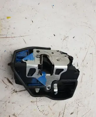 BMW X3 E83 Front door lock 7202144