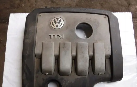Volkswagen PASSAT B6 Engine cover (trim) 03G103925B