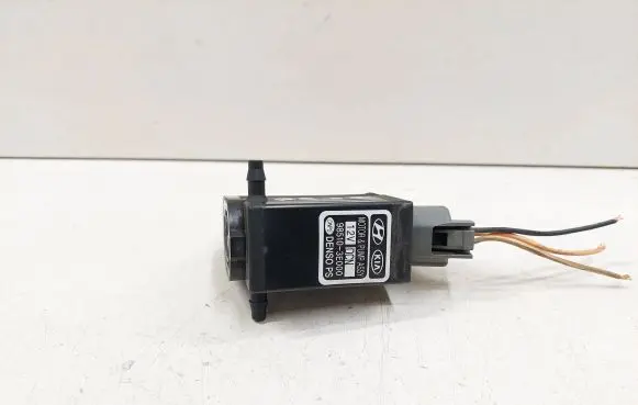 Hyundai Santa Fe Windscreen/windshield washer pump 985103E000