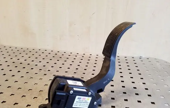 Hyundai Santa Fe Accelerator throttle pedal