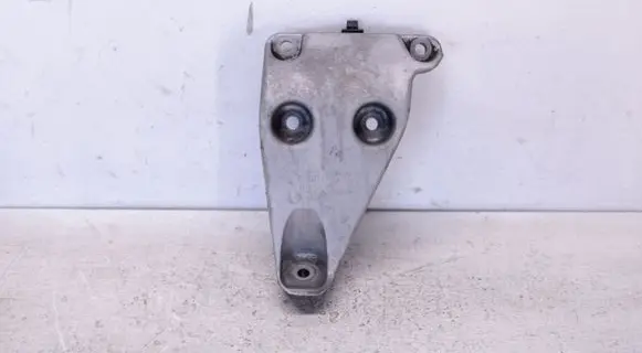 Engine mounting bracket
