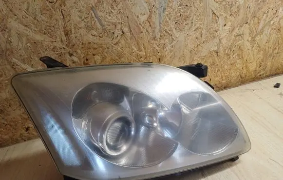 Toyota Avensis T250 Headlight/headlamp 8422
