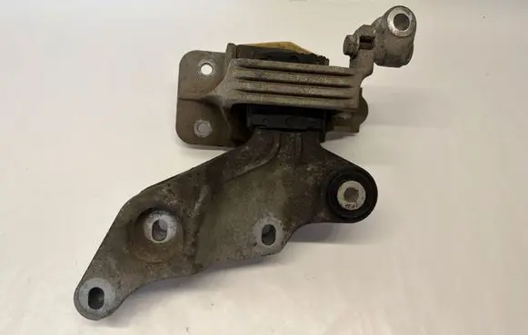 Mercedes-Benz Vito Viano W447 Engine mount bracket A4472410713