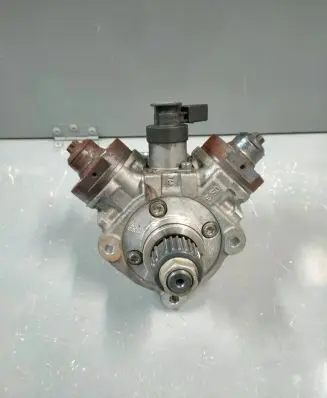 Audi Q7 4M Fuel injection high pressure pump 059130755CG 0445010806