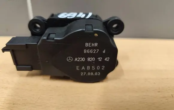 Mercedes-Benz C W203 Air flap motor/actuator A2308201242 B6627 EAB502