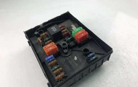 Volkswagen Caddy Fuse box set 1K0937125A