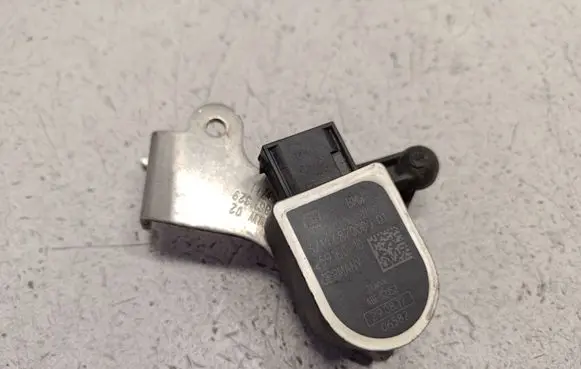 Headlight/headlamp level sensor