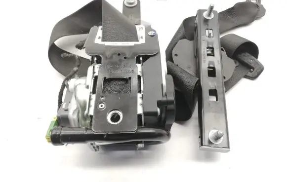 Mercedes-Benz CLS C218 X218 Front seatbelt 620048000