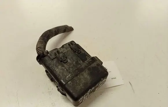 Toyota Avensis T270 Relay mounting block 9102YA1 7191YB2
