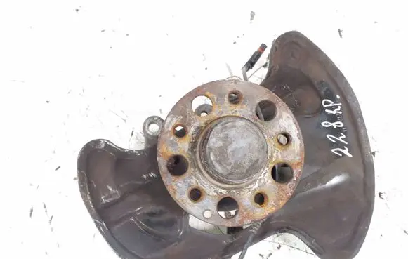 Mercedes-Benz E C207 W207 Front wheel hub A2043320101