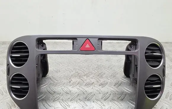 Volkswagen Tiguan Radio/GPS head unit trim 5M0858071K
