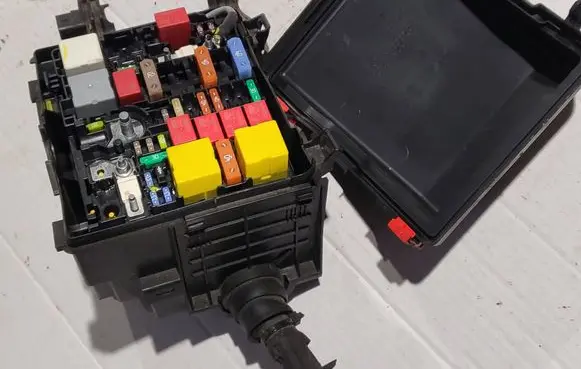 Peugeot 5008 II Fuse box set