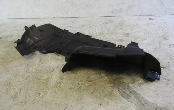 Audi Q7 4M Intercooler air channel guide 4M0121284E