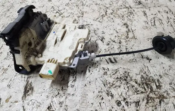 Audi A5 8T 8F Front door lock 