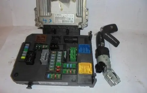 Citroen C4 II Engine ECU kit and lock set 9675682180 9665547480