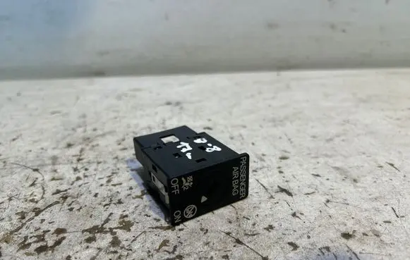 Passenger airbag on/off switch